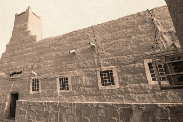 بُني المسجد بالطراز المعماري النجدي (أطلس المساجد التاريخية)