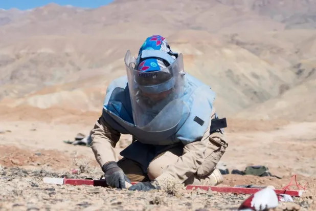مزيلو الألغام الأفغان في المناطق الحضرية خارج العاصمة كابل «وسائل إعلام أفغانية»