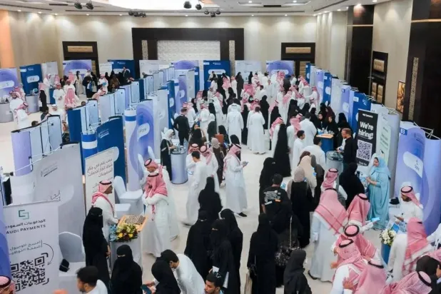 أحد معارض التوظيف التي تجمع الشركات مع الباحثين عن العمل في السعودية (الشرق الأوسط)
