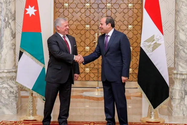 الرئيس المصري عبد الفتاح السيسي يصافح العاهل الأردني الملك عبد الله خلال قمة حول الأوضاع في غزة... الصورة من القاهرة 27 ديسمبر 2023 (رويترز)