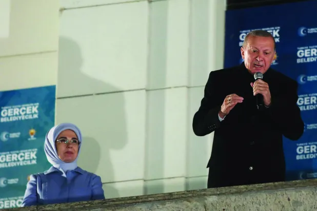 
إردوغان يلقي كلمة لأنصاره بأنقرة بعد ظهور النتائج مساء الأحد (أ.ب)