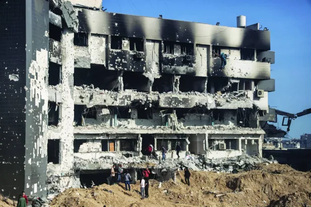 منظر عام لمستشفى «الشفاء» المدمر بعد انسحاب الجيش الإسرائيلي منه يوم الاثنين (إ.ب.أ)