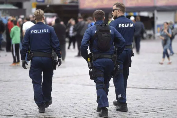 عناصر من الشرطة الفنلدية في شوراع هلسنكي (أرشيفية-أ.ف.ب)