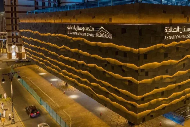 شجعت «رؤية 2030» تطوير تجربة قاصدي الحرمين الشريفين وتأهيل المواقع التاريخية وتنظيم الفعاليات الإثرائية (واس)