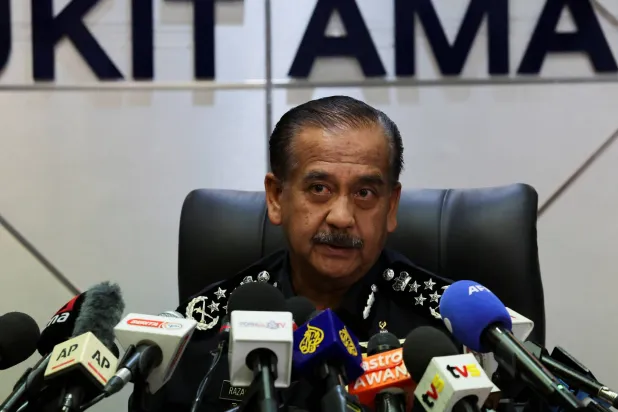 المفتش العام للشرطة الماليزية رضاء الدين حسين خلال مؤتمر صحافي في كوالالمبور اليوم (رويترز)