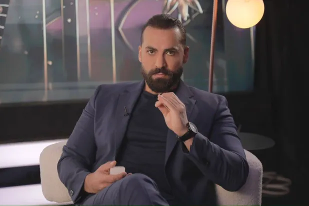 يترجم مهيار خضّور بلغة جسد مُتقنة أداءه التمثيلي (صور الممثل)