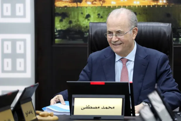 رئيس الوزراء الفلسطيني محمد مصطفى خلال أول جلسة لحكومته في رام الله الثلاثاء (د.ب.أ)