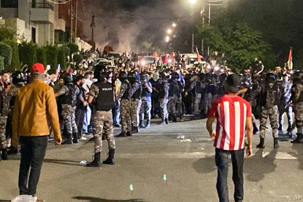 مواجهات بين قوات الأمن الأردنية ومتظاهرين حاولوا اقتحام السفارة الإسرائيلية في عمان أكتوبر الماضي (أ.ف.ب)