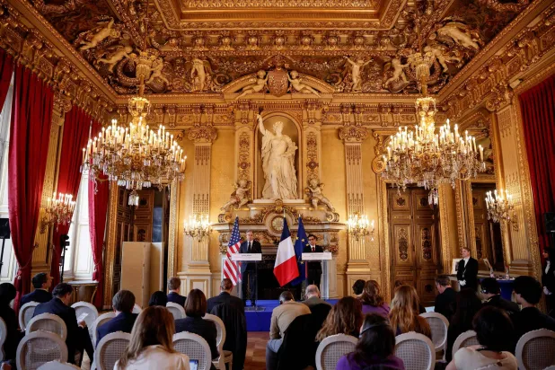 الوزيران ستيفان سيجورني وأنتوني بلينكن الثلاثاء خلال مؤتمر صحافي في وزارة الخارجية الفرنسية (أ.ف.ب)