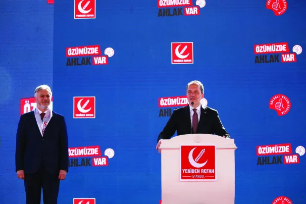 
فاتح أربكان زعيم «الرفاه من جديد» يلقي كلمة وإلى جانبه مرشحه لإسطنبول محمد آلتينوز (أرشيفية - رويترز)