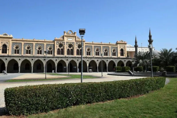 تطلّ محطة سكة الحجاز على ميدان الملك عبد العزيز الذي ارتبط الميدان في ذاكرة السعوديين باستقبال أهالي المدينة المنورة للملك المؤسس قبل أكثر من 70 عاماً (واس)