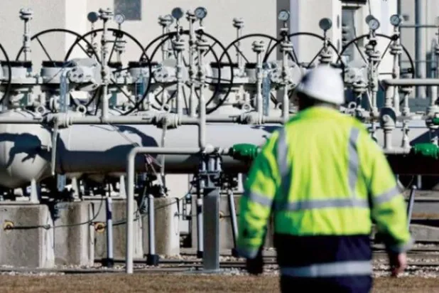 فني لدى أحد خطوط الغاز الروسية (رويترز)