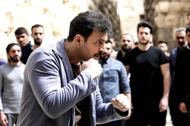 الملاكم «تاج الحمّال» يتشارك البطولة مع قصة كاملة (لقطة من المسلسل)