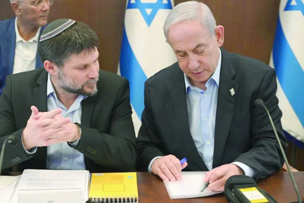 رئيس الوزراء الإسرائيلي بنيامين نتنياهو (يمين) ووزير المال بتسلئيل سموتريتش (حساب الأخير على إكس)