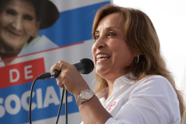 رئيسة بيرو دينا بولوارتي التي تواجه تحقيقاً في احتمال الإثراء غير المشروع وعدم الإعلان عن ملكية الساعات الفاخرة... خلال لقاء في ليما بيرو في 22 فبراير 2024 (رويترز)