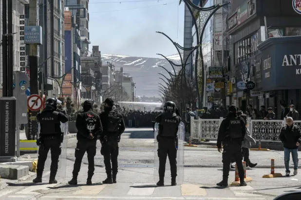 قوات مكافحة الشغب التركية في ولاية وان الأربعاء (أ.ف.ب)