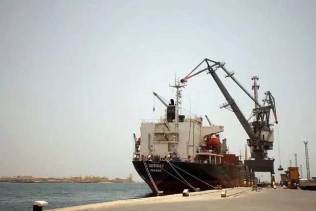  Eritre'nin Kızıldeniz'deki Masavva limanında bir gemiden konteynerler boşaltılıyor (Reuters)