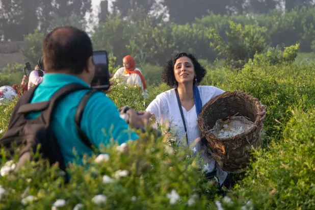 يعتبر الكثيرون رحلات الحصاد فرصة للاستجمام والتقاط الصور وسط الطبيعة (تصوير إيهاب علي)