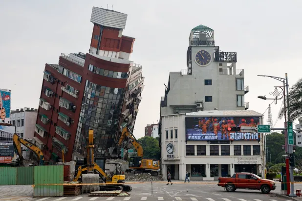 إغلاق منطقة المبنى السكني المنهار في أعقاب الزلزال الذي ضرب هوالين في تايوان (إ.ب.أ)