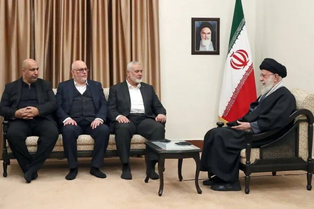 Iranian supreme leader Ali Khamenei receives Hamas leader Ismail Haniyeh and a delegation from the movement. (IRNA)  