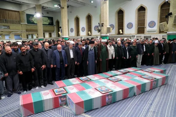 خامنئي يأم صلاة الجنازة على جثة زاهدي وجنوده في حسينية مكتبه بطهران أمس(موقع المرشد)