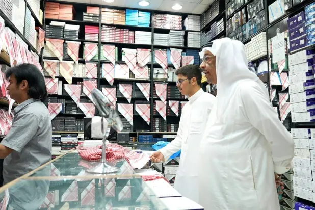 تتجاوز مبيعات «الشمغ والغتر» 1.5 مليار ريال في السنة (تصوير: تركي العقيلي)