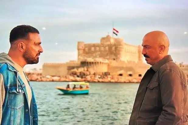 طارق لطفي وأحمد السقا ولقطة من مسلسل «العتاولة» (الشركة المنتجة)