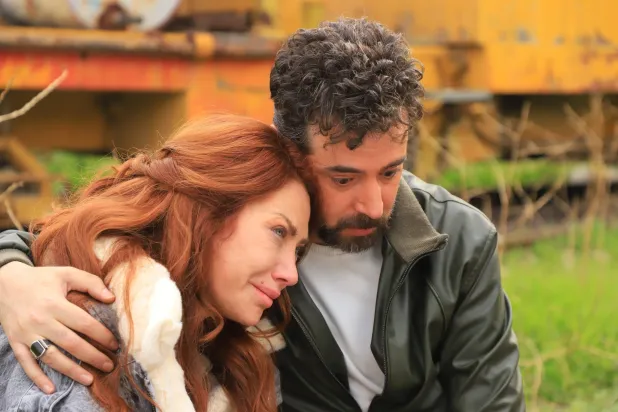 يامن الحجلي وسلافة معمار بشخصيتَي «ياسين» و«سكر» الملطَّخين (لقطة من المسلسل)