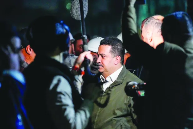 رئيس الحكومة العراقية محمد شياع السوداني يعاين الأعمال في مشروع مجسر وسط بغداد (إكس)