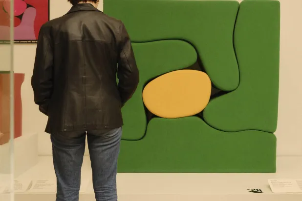 زائر للمعرض يتأمل قطعة للفنان التشيلي روبرتو ماتا في المعرض (نيويورك تايمز)