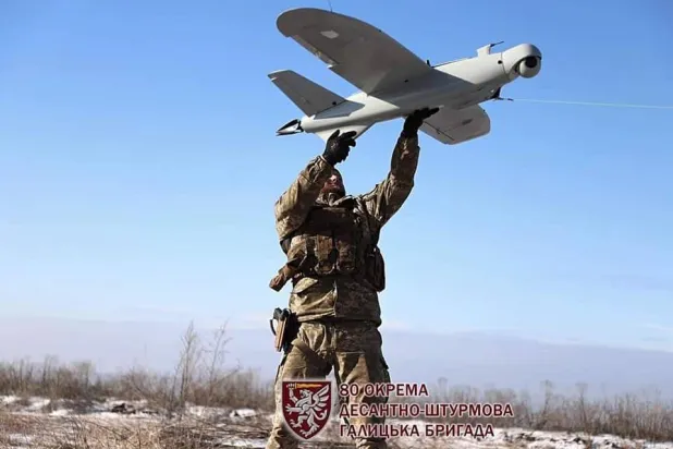 جندي أوكراني يطلق طائرة مسيّرة خلال المعارك (قناة الرئيس الأوكراني على «تلغرام»)