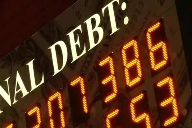 ساعة الديون الأميركية الموضوعة في مانهاتن بنيويورك (رويترز)