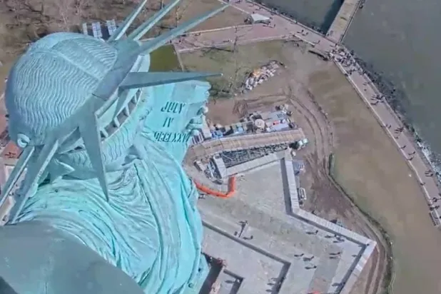 تمثال الحرية الشهير في نيويورك (شبكة «إن بي سي»)