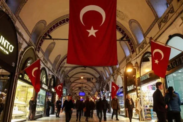 أعلام تركيا تزين أحد الشوارع التجارية في أنقرة (رويترز)