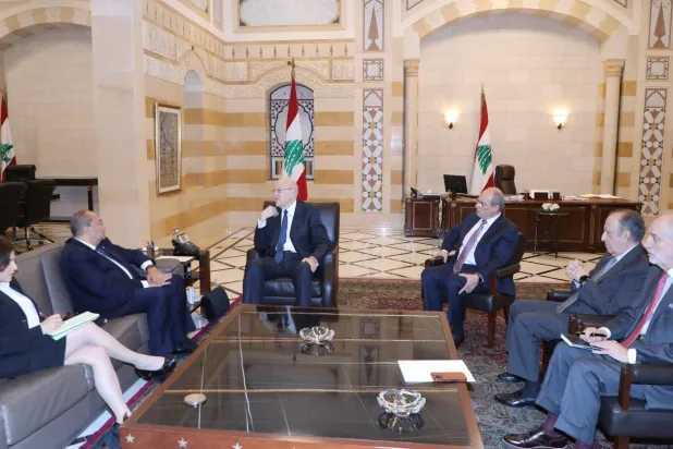 خلال اللقاء الذي جمع رئيس حكومة تصريف الأعمال نجيب ميقاتي والمدير التنفيذي لصندوق النقد الدولي محمود محيي الدين (موقع رئاسة الحكومة)