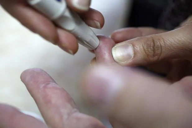 اختبار لقياس مستوى السكر بالدم (رويترز)