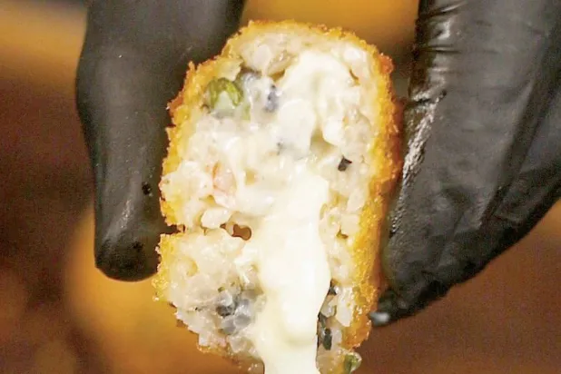 كرات السوشي من الداخل طبق للشيف أحمد إسماعيل (الشرق الأوسط)