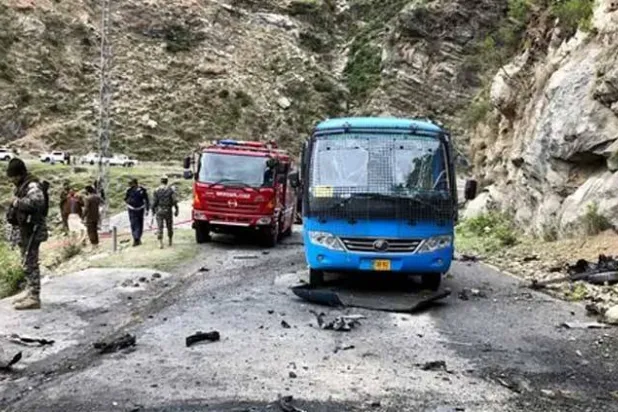 موقع التفجير الانتحاري الذي أودى بخمسة مهندسين صينيين في باكستان (متداولة)