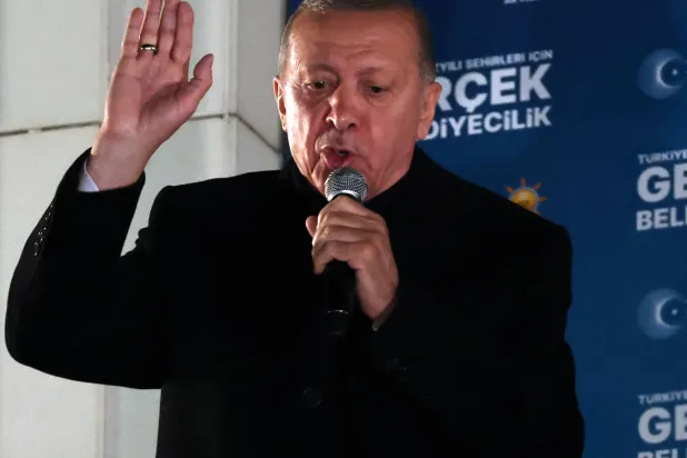 الرئيس التركي رجب طيب إردوغان يتحدث أمام مؤيديه عقب ظهور نتائج الانتخابات البلدية (أ.ف.ب)