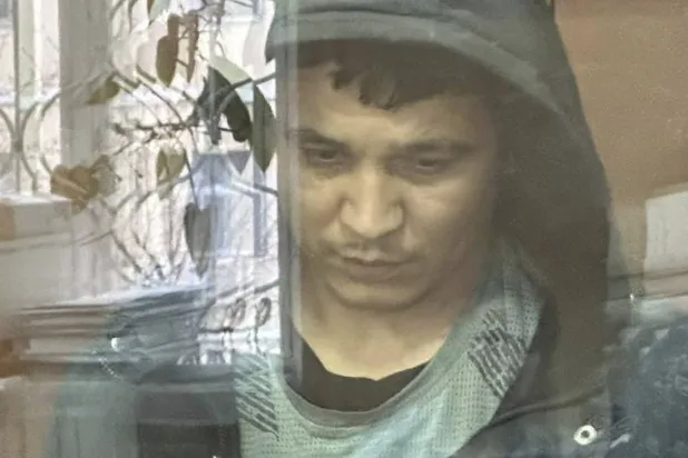 مواطن طاجيكستاني مشتبه به في الهجوم على الحفل الموسيقي في أثناء جلسة استماع في محكمة بموسكو (إ.ب.أ)