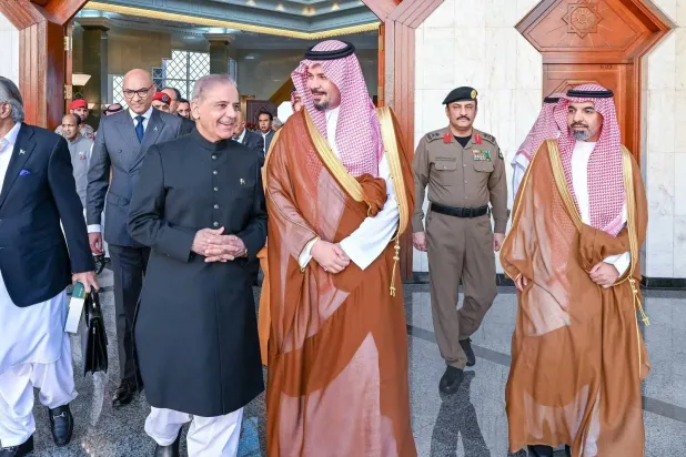 الأمير سلمان بن سلطان خلال استقباله محمد شهباز شريف في المدينة المنورة (واس)