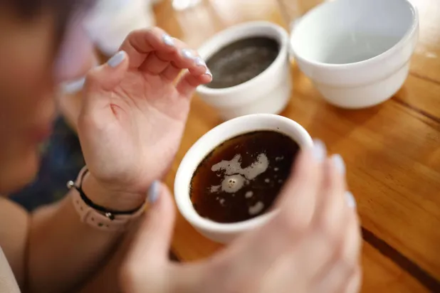 القهوة منزوعة الكافيين قد تسبب أضراراً صحية خطرة (إ.ب.أ)