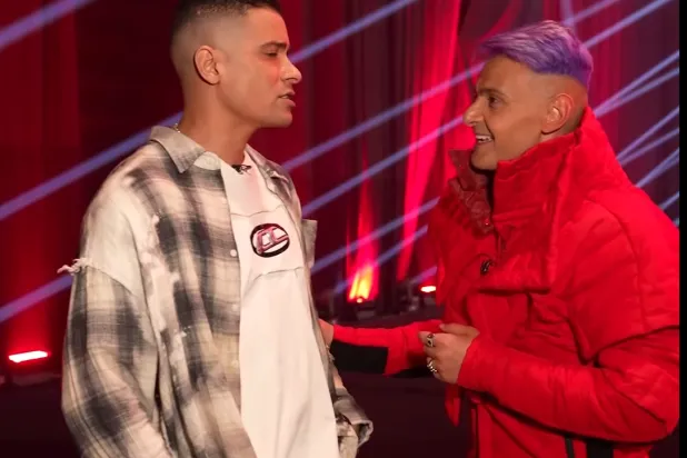 مع حسن شاكوش بعد إنهاء الحلقة (حساب رامز على فيسبوك)