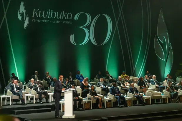 رئيس رواندا لدى إلقائه كلمة في مراسم إحياء ذكرى الإبادة بكيغالي الأحد (رويترز)