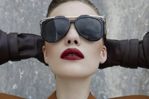 النظارة الجديدة كما ظهرت في الحملة الترويجية (سان لوران)