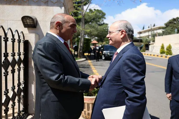 استقبل رئيس الوزراء الأردني بشر الخصاونة نظيره الفلسطيني محمد مصطفى في عمّان الأحد (الديوان الملكي الملكي)