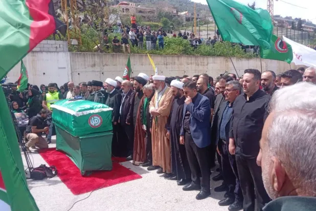 مناصرون لـ«حركة أمل» يشيعون في بلدة كفركلا بجنوب لبنان مقاتلاً قضى باستهداف إسرائيلي لمنزل في مرجعيون (إعلام أمل)