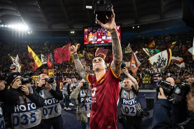 احتفال مانشيني مع جماهير روما قد يُعاقب عليه (غيتي)