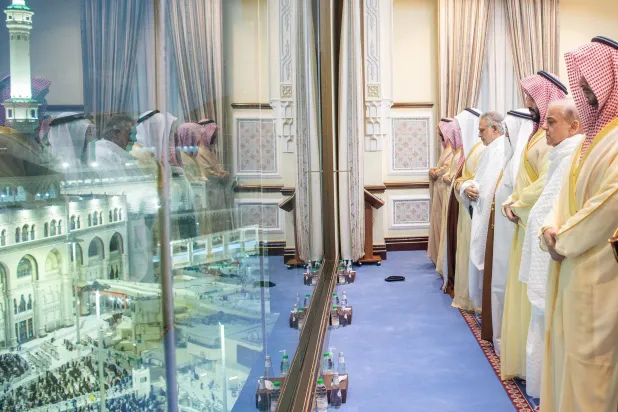 ولي العهد السعودي ورئيس وزراء باكستان وولي عهد البحرين خلال أدائهم الصلاة بالمسجد الحرام