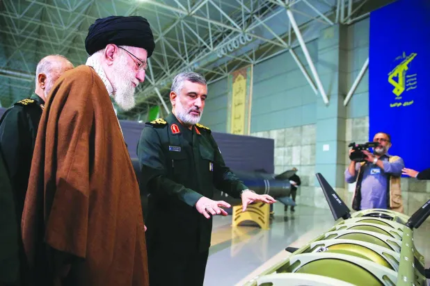 
قائد الوحدة الصاروخیة لـ«الحرس الثوري» أمير علي حاجي زاده يشرح لخامنئي مكونات صاروخ «فتاح 2» نوفمبر الماضي (موقع المرشد)